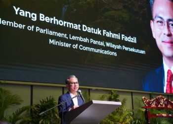 FAHMI Fadzil ketika menyampaikan ucapan pada Majlis Pelancaran kad inisiatif Charms for Change anjuran Touch ‘n Go dengan kerjasama WWF Malaysia di Kuala Lumpur hari ini.