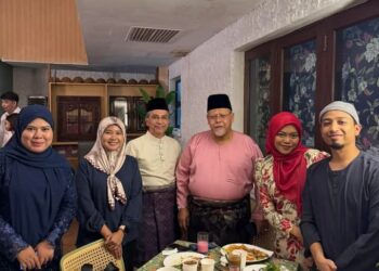 SYED IBRAHIM Syed Noh (tiga dari kiri) beramah mesra dengan pengamal media pada majlis berbuka puasa di Johor Bahru.