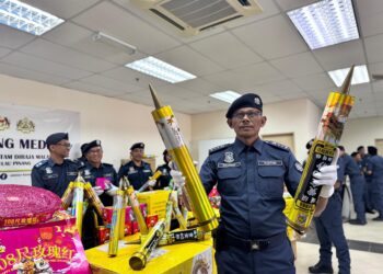ROHAIZAD menunjukkan sebahagian daripada mercun dan bunga api yang dirampas dalam sidang akhbar di Bagan Jermal, Butterworth, Pulau Pinang hari ini.