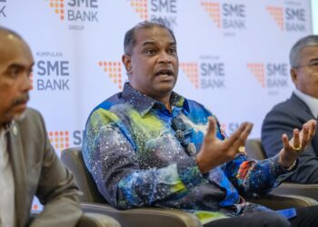 RAMANAN Ramakrishnan bercakap ketika sidang akhbar majlis Peluncuran Skim Pembiayaan Vanigham SME Bank. - UTUSAN/ M. FIRDAUS M. JOHARI