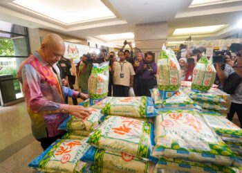 ARMIZAN Mohd Ali (kiri) melihat barangan program Jualan Rahmah MADANI (PJRM) Aidilfitri pada Majlis Perhimpunan Bulanan dan Program Ihya’ Ramadan di Kementerian Perdagangan Dalam Negeri dan Kos Sara Hidup di Putrajaya. - UTUSAN/FAISOL MUSTAFA