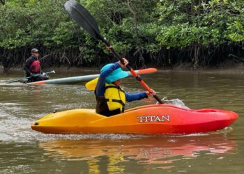 AKTIVITI kayak membentuk jati diri kanak-kanak untuk berdaya tahan dan tidak mudah mengalah menghadapi cabaran dalam hidup.