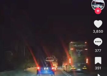 TANGKAP layar yang memaparkan tindakan pemandu bas ekpress E-Mutiara yang memandu dalam keadaan berbahaya dengan memotong di laluan berkembar di Jalan Kuala Krai-Gua Musang, Kelantan.