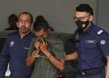 SEORANG warga Thailand berdepan hukuman gantung sampai mati selepas dihadapkan ke Mahkamah Majistret, Kangar Perlis hari ini atas pertuduhan mengedar dadah jenis syabu seberat 147.675 kilogram (kg) di Wang Kelian, Padang Besar, pada 19 Mac lalu.-UTUSAN