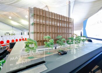 REPLIKA Masjid Madani dipamerkan pada Majlis Pecah Tanah Pembangunan Masjid Madani di Jalan Munshi Abdullah, Kuala Lumpur. - UTUSAN/SHIDDIEQIIN ZON