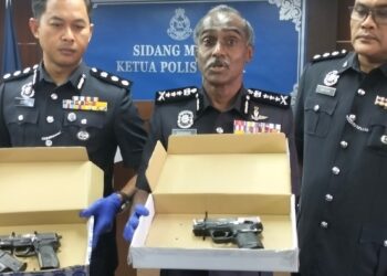 M. KUMAR (dua dari kanan) menunjukkan senjata api yang dirampas daripada penjenayah dalam sidang akhbar di IPK Johor, Johor Bahru.