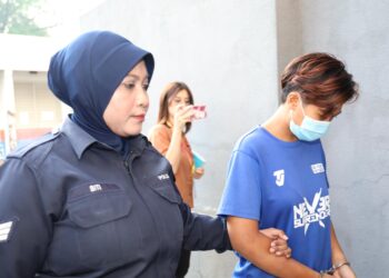 NUR FARISHA SYAHANEY Muhammad Shukur (kanan) didakwa atas  tuduhan melakukan amang seksual  terhadap remaja perempuan di Mahkamah Sesyen Johor Bahru.