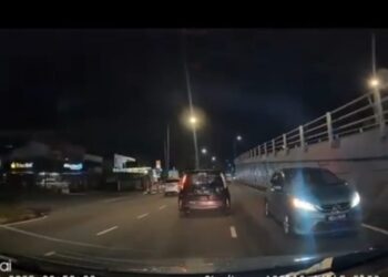 TANGKAP layar sebuah rakaman video yang tular menunjukkan sebuah kereta (kanan) dipandu secara melawan arus di Jalan Masjid Negeri, Pulau Pinang, Ahad lalu.