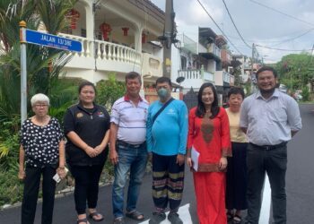YAP Yeevonne (tiga dari kanan) bersama penduduk di kawasan jalan Taman Sri Sinar, Segambut menunjukkan jalan yang telah ditambah baik.