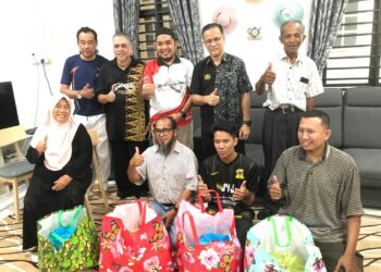 SEBAHAGIAN bekas pengamal media di negeri ini yang diraikan oleh KPDN Kelantan dengan kerjasama Kelab Media Kelantan Darul Naim (KEMUDI) di Kota Bharu, Kelantan hari ini.-UTUSAN/ROSLIZA MOHAMED.