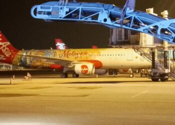 PESAWAT AirAsia jenis Airbus A320-216 yang dalam perjalanan dari Kuala Lumpur ke Shenzhen terpaksa berpatah balik KLIA. - GAMBAR JBPM