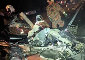 ANGGOTA Bomba mengeluarkan mangsa yang terlibat dalam kemalangan di Kilometer 58.1 Lebuh Raya Utara Selatan, Arah Selatan dekat Kluang, Johor malam tadi.