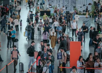 TINJAUAN warga kota mula pulang ke kampung sempena Hari Raya Aidilfitri menjadikan KLIA Terminal 2 semakin sibuk dan dibanjiri orang ramai. - UTUSAN/FAIZ ALIF ZUBIR
