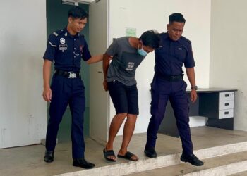 TERTUDUH (tengah) didakwa atas dua pertuduhan merogol kanak-kanak berusia 12 tahun yang merupakan anak tirinya di Kompleks Mahkamah Kangar, Perlis hari ini.-UTUSAN/ASYRAF MUHAMMAD