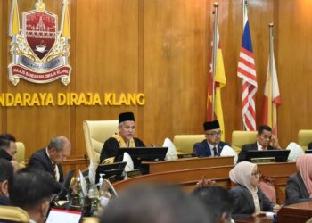 Abdul Hamid (tengah) sedang berucap pada Mesyuarat Penuh MBDK hari ini.
ABDUL RAZAK IDRIS