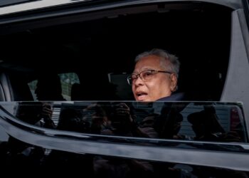 KENDERAAN membawa Ismail Sabri Yaakob meninggalkan ibu pejabat Suruhanjaya Pencegahan Rasuah Malaysia di Putrajaya, semalam. – UTUSAN/FAIZ ALIF ZUBIR