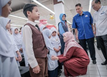 FADHLINA Sidek menyampaikan sumbangan hari raya kepada 320 pelajar sekolah rendah sekitar putrajaya pada Majlis Penyerahan Bantuan Hari Raya di AEON BiG Alamanda Putrajaya. - UTUSAN/FAIZ ALIF ZUBIR