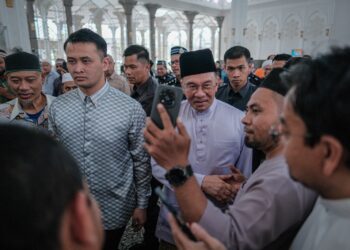 ANWAR Ibrahim selepas enunaikan solat Jumaat di Masjid Sultan Abdul Samad, KLIA. - UTUSAN/FAIZ ALIF ZUBIR