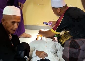 JEMAAH memeriksa keadaan selepas Mokhtar Abdul Rahman selepas meninggal dunia semasa sedang bersiap untuk menunaikan solat Isyak di Masjid Mukim Padang Mokkan, Kota Bharu, kelantan-IHSAN PENDUDUK.