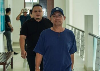 MOHD. AZMINIZAM Zulkepli (bertopi) dan Ahmad Shamsuri Zailani hadir di Mahkamah Majistret Klang, Selangor, hari ini. -FOTO/ ISKANDAR ISHA