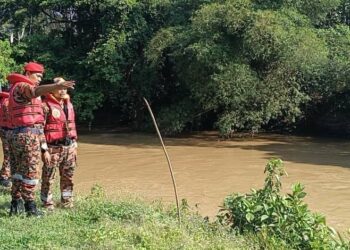 RAHIMI Ali (kanan) meninjau kawasan pencarian kanak-kanak yang hilang di tebing Sungai Kupang, Baling, hari ini.