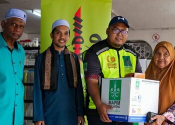 MUHAMMAD HIDAYAT Abdullah (dua dari kanan) menyampaikan Sumbangan Kotak Makanan
Mapim Malaysia kepada seorang penerima