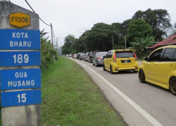 ALIRAN trafik yang mulai sesak di Jalan Gua Musang-Kuala Lipis di Kampung Mentara, Gua Musang, Kelantan hari ini.-UTUSAN/AIMUNI TUAN LAH
