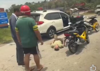 TANGKAP layar daripada video tular menunjukkan seorang lelaki memukul warga emas dengan helmet di persimpangan Taman Cheng Utama, Melaka.