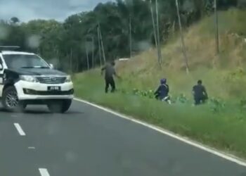 TANGKAP layar rakaman video berkenaan menunjukkan dua anggota JPJ sedang mengejar seorang penunggang motosikal yang melarikan diri ke dalam sebuah parit sebelum memukulnya.