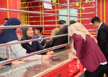 ORANG ramai tidak melepaskan peluang membeli barang kemas di MZ Gold. Sdn. Berhad di Kota Bharu, Kelantan. - UTUSAN/YATIMIN ABDULLAH