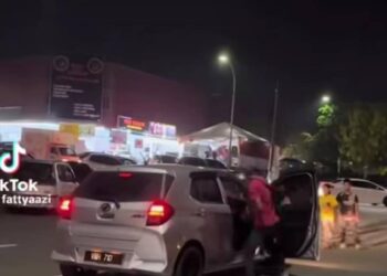 TANGKAP  layar tular seorang lelaki yang berang menumbuk muka wanita yang memandu Perodua Axia selepas anaknya dilanggar kereta itu ketika melintas jalan di Bazar Aidilfitri Dataran Senawang, Negeri Sembilan.