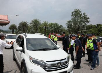 MOHD. Khairi Khairudin (empat dari kanan) bertanyakan sesuatu kepada pengguna Lebuhraya Pantai Timur 2 (LPT2) semasa melakukan tinjauan aliran trafik sempena Op Selamat 24 Aidilfitri 2025 di Plaza Tol Kuala Terengganu, Terengganu hari ini. - UTUSAN/PUQTRA HAIRRY