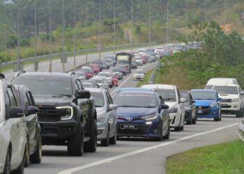 SUSUR masuk jalan ke Merapoh, Pahang ke Gua Musang, Kelantan sesak dengan kenderaan hari ini. - UTUSAN/AIMUNI TUAN LAH