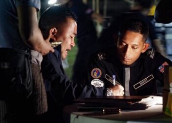 KOMANDER SMART, PgKB I  Mohamad Hafiezul Abdul Halim mendengar maklumat situasi gempa bumi di Myanmar oleh pasukan penyelamat negara itu. - FB SMART