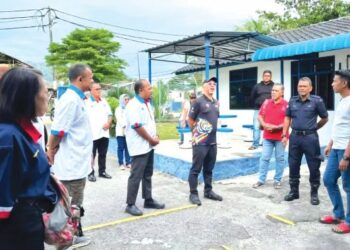 MUHAMMAD Bakhtiar (tengah) semasa singgah di Balai Polis Teluk Bahang di Balik Pulau, Pulau Pinang baru-baru ini.