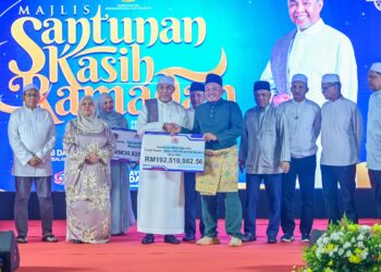 AHMAD Zahid Hamidi menyampaikan replika cek agihan Keuntungan Boleh Agih Akhir Projek Peserta Felcra Berhad Tahun 2024 kepada wakil peserta pada Majlis Santunan Kasih Ramadan di Kampung Kuala Akob di Hulu Terengganu, hari ini. - UTUSAN/PUQTRA HAIRRY