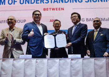 WAN Razly Abdullah (dua dari kiri) dan Motohide Okuda pada majlis menandatangani MoU antara Affin Bank dan MUFG Bank di Menara Affin hari ini.-UTUSAN/M. FIRDAUS M. JOHARI