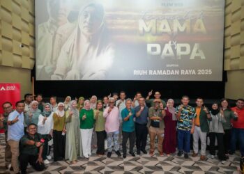 TENGKU Ahmad Badli Shah Raja Hussin bersama penggerak Filem pendek Aidilfitri berjudul ‘Terimalah Mama dan Papa’ dalam majlis prapelancaran di Kuala Lumpur, semalam.