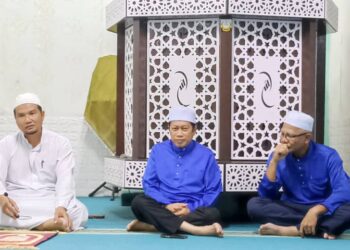 AHMAD Maslan (tengah) pada majlis tahlil di Masjid Al-Hidayah, Kampung Batu Tiga, Temoh, Tapah hari ini. - UTUSAN/MEGAT LUTFI MEGAT RAHIM
