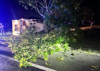 KEADAAN ambulans yang terbabas dan melanggar sebatang pokok di Kilometer 49 Jalan Kuala Terengganu - Kuantan dekat Kampung Jambu Bongkok, Marang,  Terengganu.