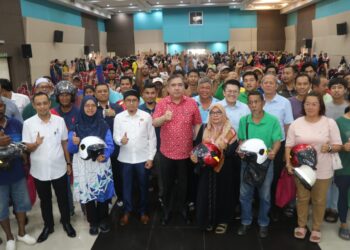 ANTHONY Loke Siew Fook (tengah) bersama penerima topi keledar percuma di Dewan Majlis Daerah Jerantut di Jerantut, Pahang. - UTUSAN/SALEHUDIN MAT RASAD