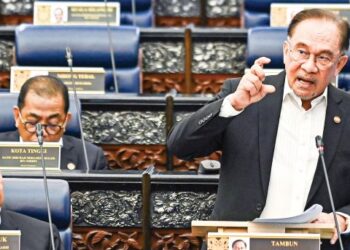 ANWAR Ibrahim ketika sesi soal jawab lisan pada Mesyuarat Pertama Penggal Keempat Parlimen ke-15 di Dewan Rakyat, semalam. – JABATAN PENERANGAN