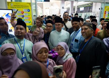ANWAR Ibrahim bersama rakyat dalam Majlis Berbuka Puasa Madani Peringkat Negeri Pulau Pinang di Masjid Abu Ubaidah Ibni Al-Jarrah, Bandar Tasek Mutiara, Simpang Ampat, Pulau Pinang, pada Ahad.-Facebook ANWAR IBRAHIM