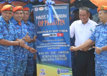 MOHD. Zul Khairi Shamsuddin (dua dari kiri) bersama Che Adam A Rahman (kiri) dan Mohd Azhar Mujab (kanan) melancarkan Op Prihatin APM Wilayah Timur sempena Aidilfitri di Terengganu. - UTUSAN/KAMALIZA KAMARUDDIN