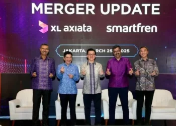 VIVEK (kiri) dan Franky (tengah) pada Mesyuarat Agung Luar Biasa Pemegang Saham XL Axiata, Smartfren dan SmartTel di Jakarta.
