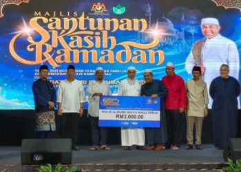 AHMAD Zahid Hamidi (lima dari kanan) menyerahkan sumbangan pada Majlis Santunan Kasih Ramadan di Universiti Teknologi Mara (UiTM) Arau, Perlis, hari ini.-UTUSAN/ASYRAF MUHAMMAD
