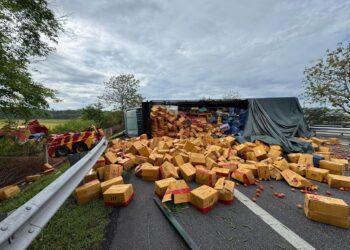 KEADAAN treler membawa muatan tomato dan cili yang terbalik melintangi jalan di Kilometer 71.4 PLUS arah ke selatan di Pendang. - IHSAN PEMBACA