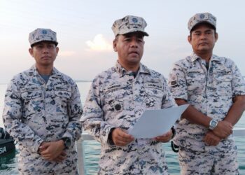 NORRIMI Hassan bercakap kepada pemberita selepas Op Khas Pagar Laut di sempadan perairan Indonesia berhampiran Pulau Besar, Melaka. - UTUSAN/ MUHAMMAD SHAHIZAM TAZALI