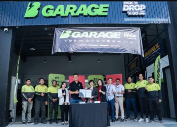Azarol Faizi (lima dari kiri) dan Ng Kar Mie (tujuh dari kanan) bergambar bersama MoU dan kakitangan Bateriku.Com.