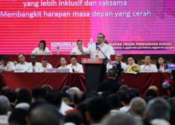 ANTHONY Loke Siew Fook ketika berucap pada Kongres Kebangsaan DAP Ke-18, hari ini. - UTUSAN/SHIDDIEQIIN ZON